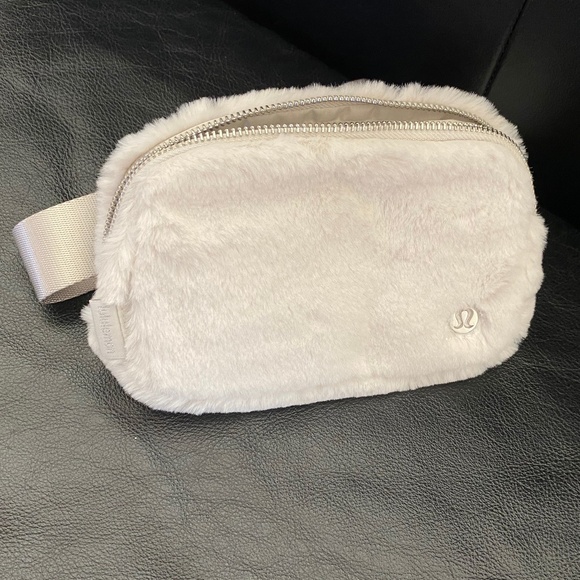 NWT LULULEMON EVERYWHERE BELT BAG PLUSH FLEECE BONE/SILVER 1L - Picture 2 of 8